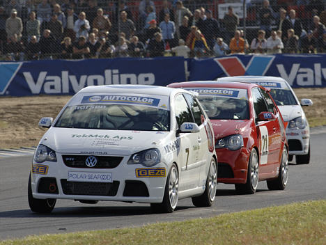 Flere og flere kørere er begyndt at blande sig i topstriden i Volkswagen Polo Cup. Senest har Claus Thorsen (7) fået hul på bylden med en tredjeplads i klassen.